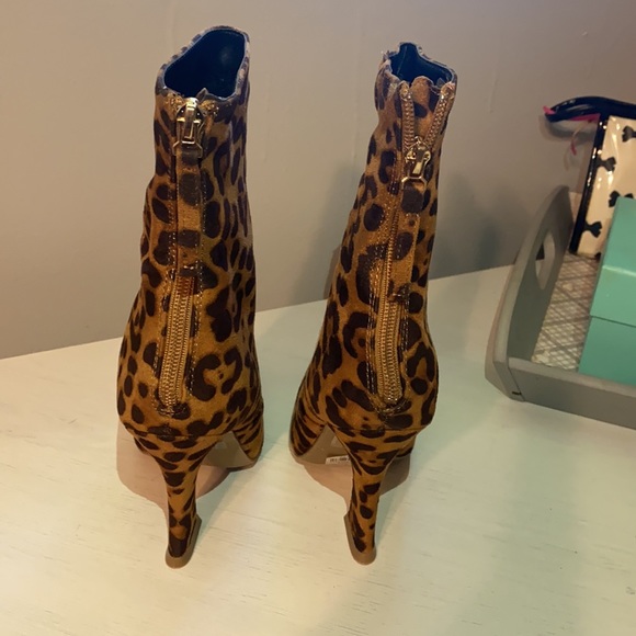 CHARLOTTE RUSSE LEOPARD ANKLE BOOTS - Picture 3 of 4